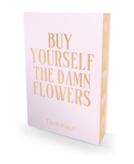 "Buy Yourself the Damn Flowers" in goldener Schrift, darunter "Tam Kaur". Hellrosa Buchcover mit floralen Mustern am Buchrand.