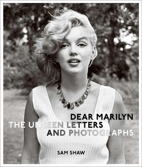 "DEAR MARILYN: THE UNSEEN LETTERS AND PHOTOGRAPHS, SAM SHAW." Schwarz-weiß Aufnahme einer lächelnden Frau im Freien.