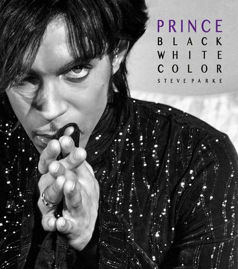 Text: "PRINCE BLACK WHITE COLOR STEVE PARKE." Schwarz-Weiß-Porträt eines Mannes in glitzernder Kleidung, ernst blickend.
