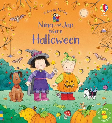 "Nina und Jan feiern Halloween." Zwei Kinder in Kostümen, ein Hund und eine Katze auf einer wiesenartigen Fläche.