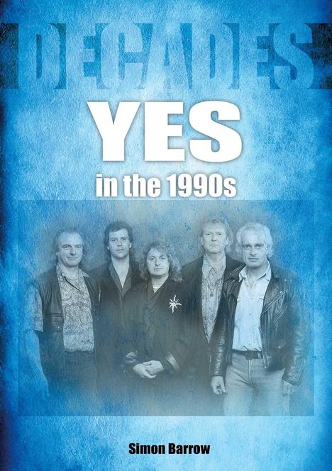 „YES in the 1990s“ steht groß auf blauem Hintergrund, darunter sind fünf Männer in dunkler Kleidung abgebildet.
