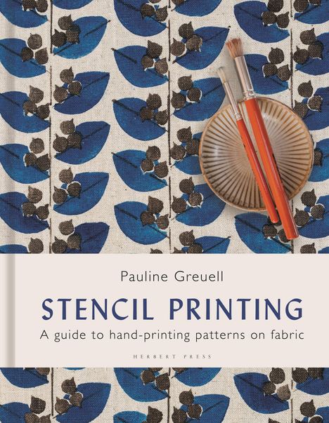Text: "Pauline Greuell, STENCIL PRINTING, A guide to hand-printing patterns on fabric, HERBERT PRESS." Gemustertes Design.
