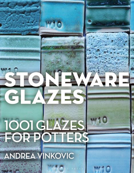 „Stoneware Glazes: 1001 Glazes for Potters“ von Andrea Vinkovic. Verschiedene glasierte Keramikkacheln in Blau- und Grüntönen.