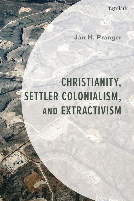Text: "CHRISTIANITY, SETTLER COLONIALISM, AND EXTRACTIVISM." Hintergrund: Luftaufnahme einer Landschaft mit Straßen und Gebäuden.