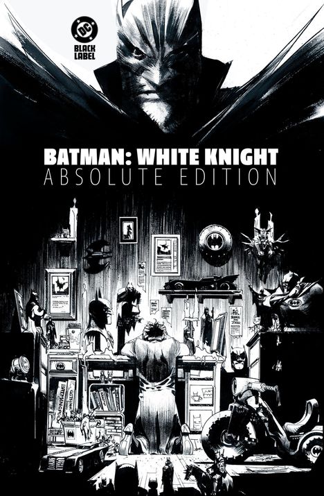 BATMAN: WHITE KNIGHT ABSOLUTE EDITION oben. 

Eine düstere Illustration mit Batman- und Joker-Motiven sowie einem Schreibtisch voller Comics.