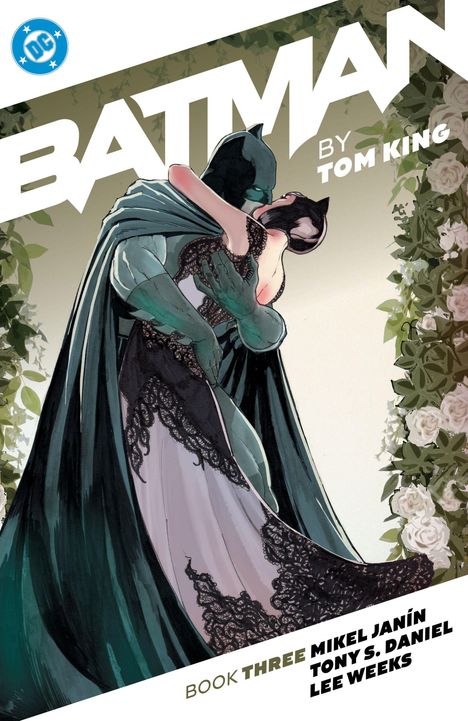 BATMAN BY TOM KING. Illustration: Batman umarmt eine Frau in einem eleganten Kleid, umgeben von Blumen.