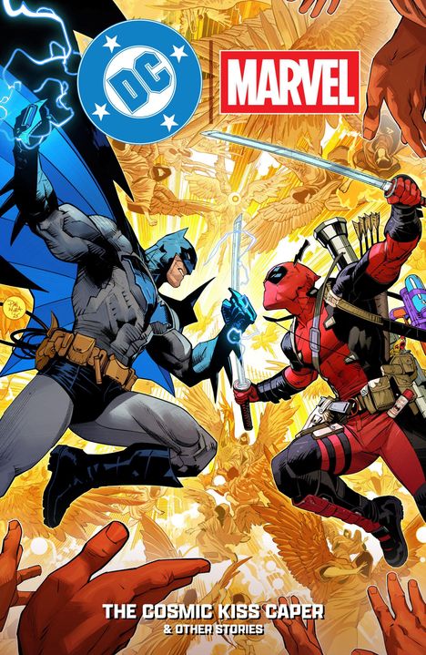 DC und Marvel Logos oben, darunter kämpfen zwei maskierte Figuren mit Schwertern, umgeben von goldenen Engelsfiguren.