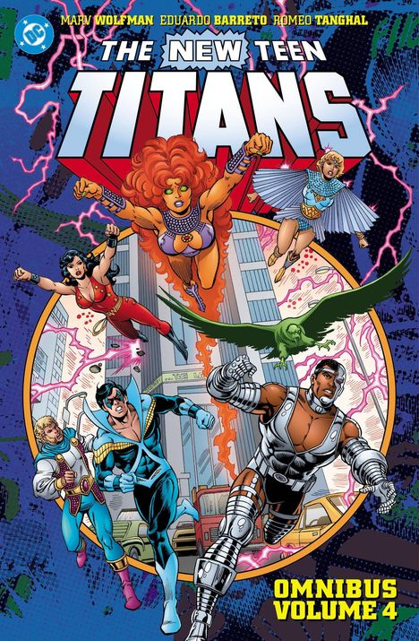 "The New Teen Titans" oben, "Omnibus Volume 4" unten, Helden in actionreichen Posen vor heller Stadt, bunte Blitze im Hintergrund.
