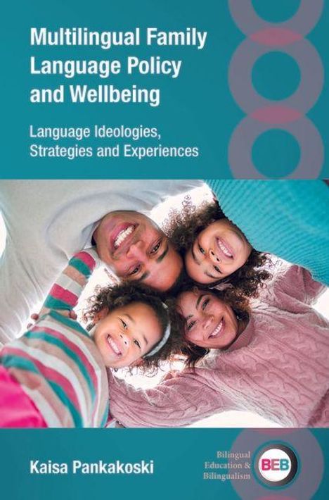 „Multilingual Family Language Policy and Wellbeing“, lächelnde Familie liegt in einem Kreis, verschiedene Hautfarben.