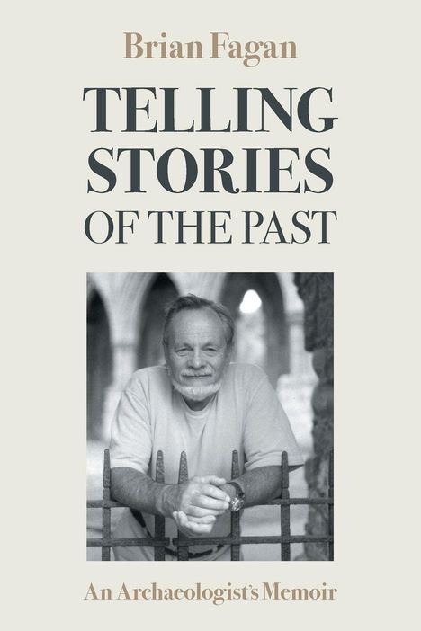 "Brian Fagan: TELLING STORIES OF THE PAST - An Archaeologist's Memoir." Schwarzweißfoto eines Mannes hinter einem Zaun.
