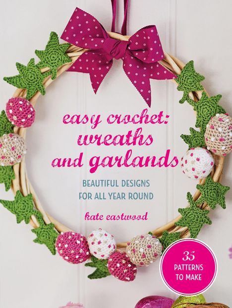 Text: "easy crochet: wreaths and garlands. Beautiful designs for all year round. Kate Eastwood. 35 patterns to make." 

Beschreibung: Ein Kranz mit gehäkelten Erdbeeren, grünen Blättern und einer großen rosa Schleife.