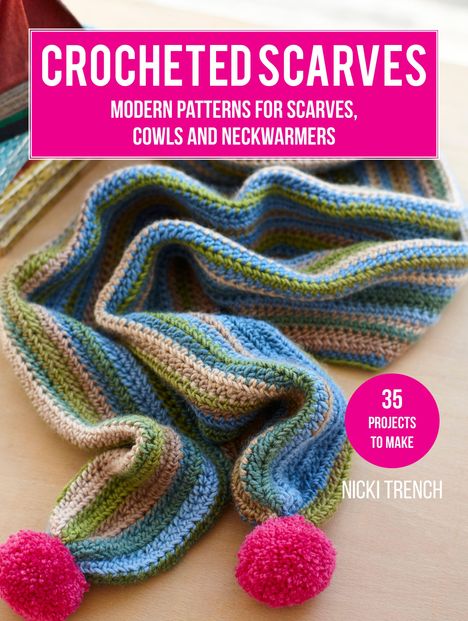 "Crocheted Scarves", moderne Muster für Schals, Cowls und Neckwarmer. Bunte, gestreifte Häkelarbeit mit zwei pinken Pompons.