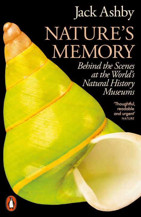 Text: "Jack Ashby", "NATURE'S MEMORY", "Behind the Scenes at the World's Natural History Museums", "Thoughtful, readable and urgent", "NATURE". Eine leuchtend gelb-grüne Schnecke. Links unten ein Pinguin-Logo.