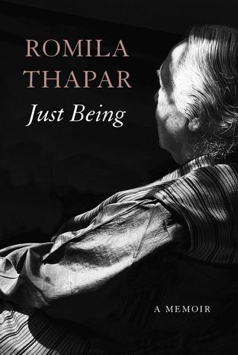 Text: "ROMILA THAPAR Just Being A Memoir"  
Ältere Frau, im Profil sitzend, schwarz-weiß Darstellung.