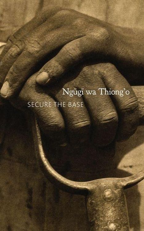 „Ngũgĩ wa Thiong'o, SECURE THE BASE“. Zwei verschränkte Hände halten einen Metallstab, sepiafarbenes Bild.