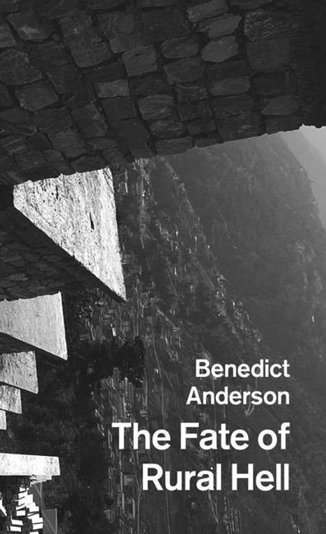 Text: "Benedict Anderson The Fate of Rural Hell." Ein Schwarz-Weiß-Foto mit geometrischen Steinstrukturen und einem Berghang.