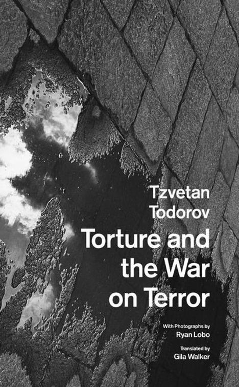 Text: "Tzvetan Todorov. Torture and the War on Terror. With Photographs by Ryan Lobo. Translated by Gila Walker."  
Schwarz-weiße Aufnahme eines gepflasterten Weges und einer Pfütze.