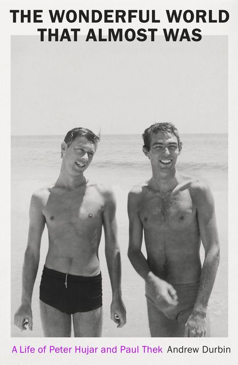 "The Wonderful World That Almost Was. A Life of Peter Hujar and Paul Thek. Zwei lächelnde Männer in Badehosen am Strand."