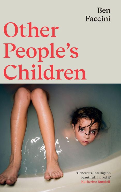 Text: "Other People’s Children", "Ben Faccini", Zitat von Katherine Rundell. Ein Kind im Wasser einer Badewanne, nur Kopf sichtbar.