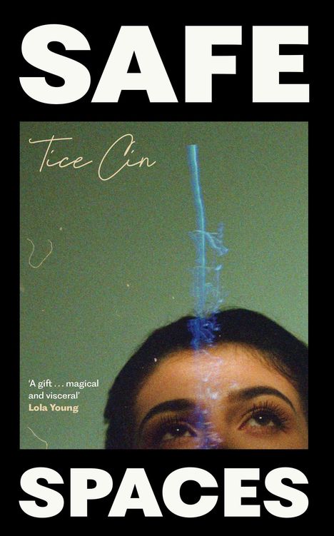 Text: "SAFE SPACES", "Tice Cin", "'A gift... magical and visceral' - Lola Young". Illustration eines Kopfes mit Rauch.
