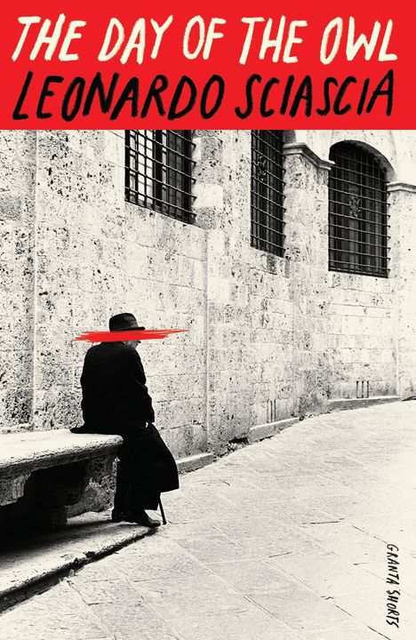 "The Day of the Owl" von Leonardo Sciascia. Eine schwarz-weiße Szene mit Person, rotem Strich auf Gesicht, an Steinmauer.