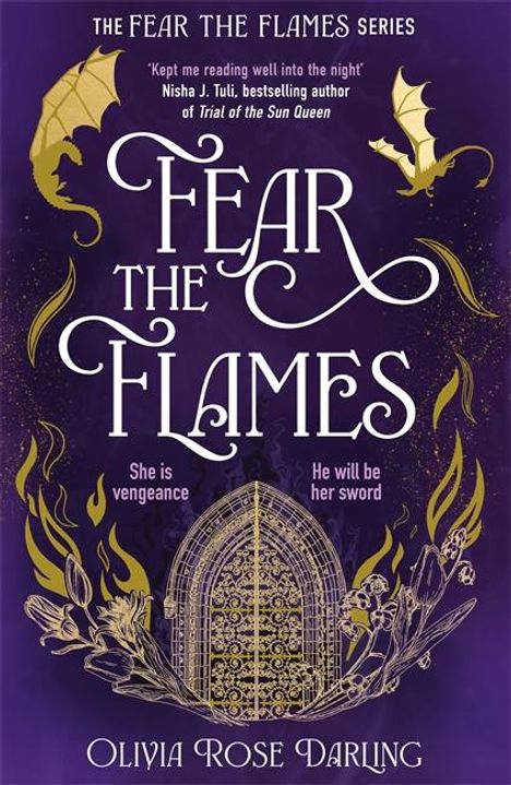„Fear the Flames“, „She is vengeance“, „He will be her sword“. Lila Hintergrund, Flammen und florales Tor.