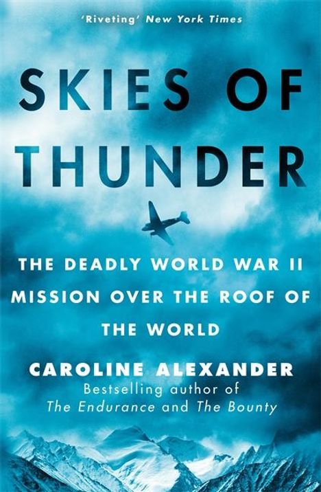 „Skies of Thunder“, „The deadly World War II mission over the roof of the world“. Flugzeug vor blauem Himmel.