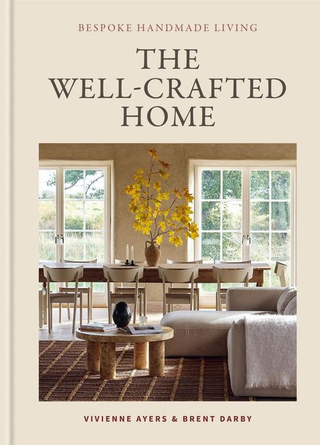"Bespoke Handmade Living. The Well-Crafted Home. Vivienne Ayers & Brent Darby." Innenraum mit Tisch und Herbstdekoration.