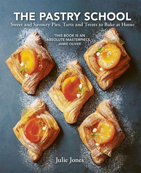 „THE PASTRY SCHOOL: Sweet and Savoury Pies, Tarts and Treats to Bake at Home“, Zitat von Jamie Oliver. Fünf Gebäckstücke mit Aprikosen.