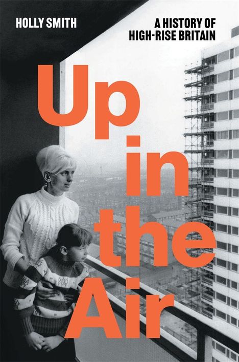 „Up in the Air“ in großen orangefarbenen Buchstaben. Frau mit Kind auf Balkon, Hochhaus im Hintergrund.