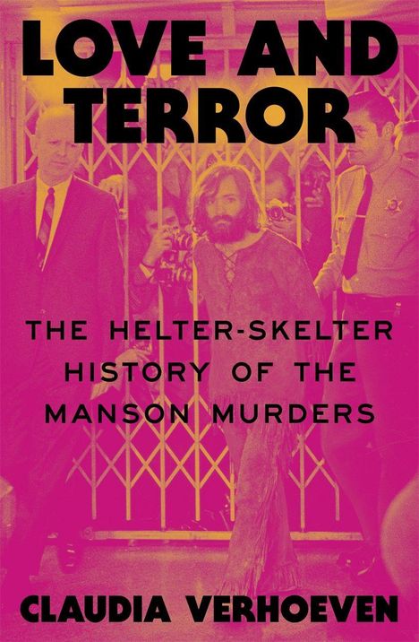 „LOVE AND TERROR. THE HELTER-SKELTER HISTORY OF THE MANSON MURDERS. CLAUDIA VERHOEVEN.“ Drei Männer im Hintergrund.