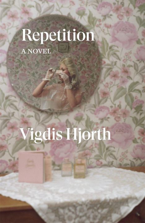 „Repetition: A Novel“ von Vigdis Hjorth. Florale Tapete und eine Frau im Spiegel, Spitzenhandschuhe, Tisch mit Parfümflaschen.