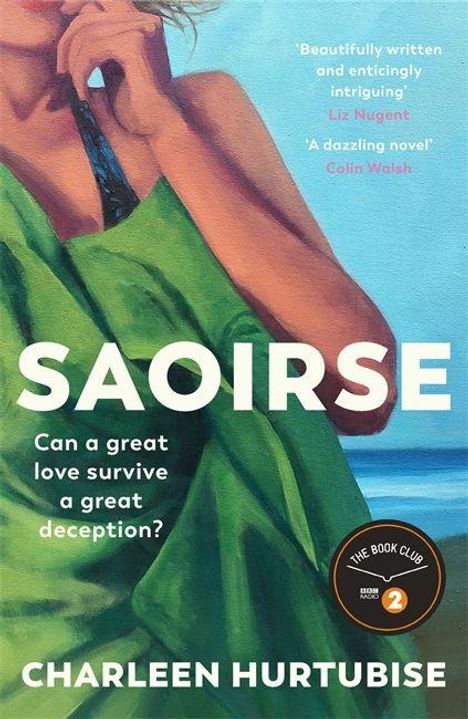 „SAOIRSE. Can a great love survive a great deception? Charleen Hurtubise.“ Frau hält grünes Tuch am Meer.