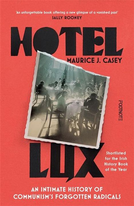 "Hotel Lux" von Maurice J. Casey. Schwarz-weißes Foto von Menschen in einem Café. Roter Hintergrund.