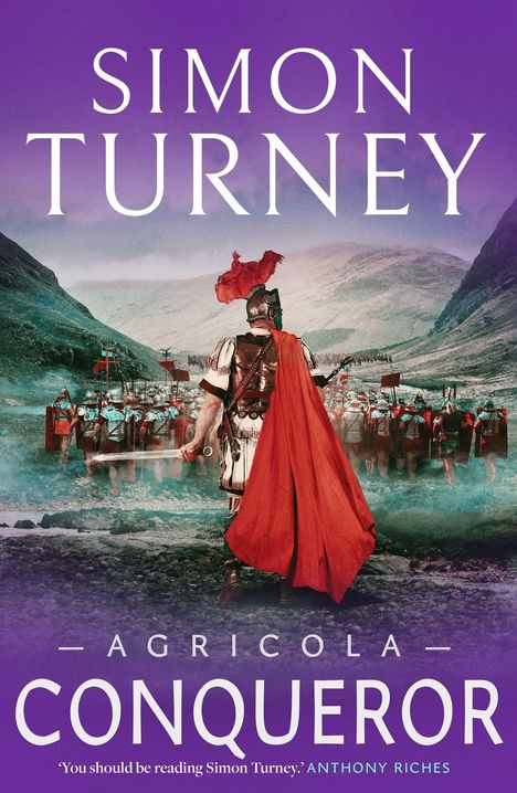 „AGRICOLA CONQUEROR“ oben „SIMON TURNEY“. Ein römischer Soldat in rotem Umhang steht vor einer Legion in einer Berglandschaft.