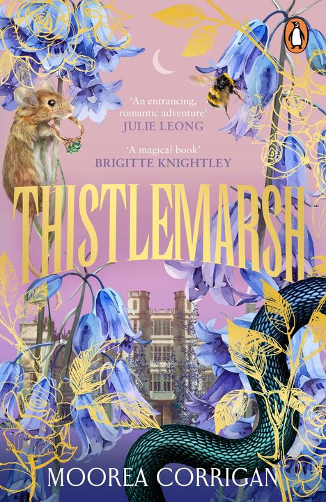 „An entrancing, romantic adventure“ – Julie Leong. „A magical book“ – Brigitte Knightley. „THISTLEMARSH“ groß geschrieben. Eine Maus hält einen Ring. Fliederblumen, Biene und Halbmond, Schloss im Hintergrund.
