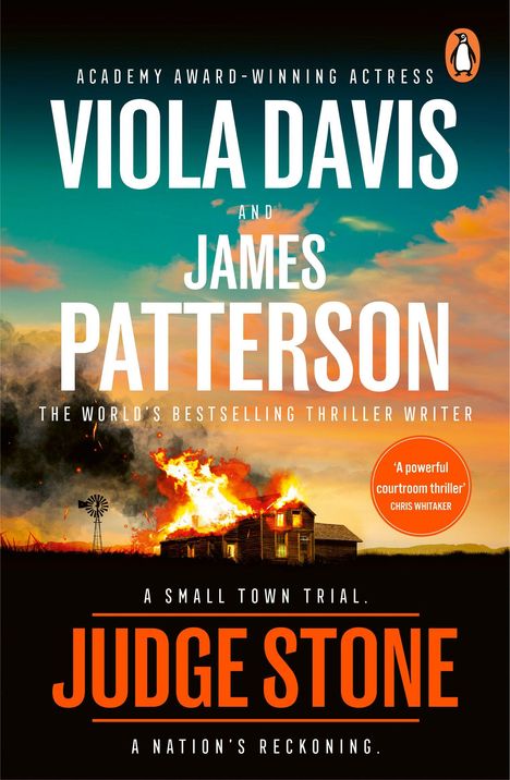 "Viola Davis und James Patterson. Judge Stone: Ein brennendes Gebäude in der Landschaft, Windrad im Hintergrund."