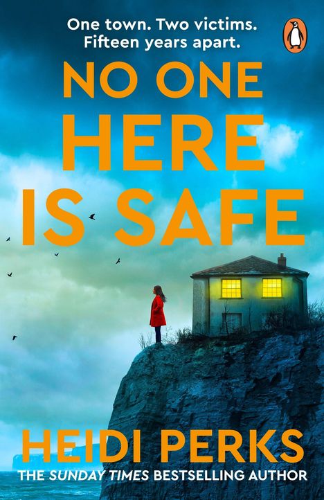Text: "One town. Two victims. Fifteen years apart. NO ONE HERE IS SAFE." Eine Frau in Rot steht vor einem beleuchteten Haus auf einem Felsen.