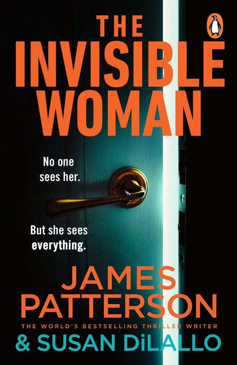 Text: "No one sees her. But she sees everything." Ein Türgriff im Lichtschein, Titel in großen Buchstaben.
