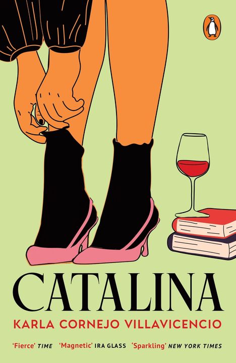 „CATALINA“, darunter „Karla Cornejo Villavicencio“. Illustrierte Beine in Absatzschuhen, daneben ein Weinglas und Bücher.