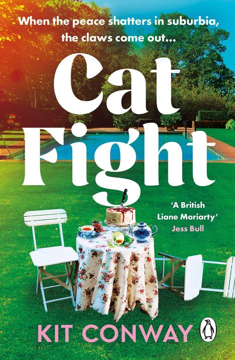 "When the peace shatters in suburbia, the claws come out... Cat Fight. 'A British Liane Moriarty' Jess Bull. KIT CONWAY." Vor einem Rasen- und Poolhintergrund steht ein Tisch mit Tortenstücken und umgekippten Stühlen.