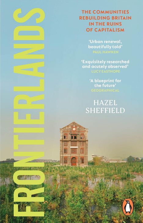 Texte: "THE COMMUNITIES REBUILDING BRITAIN IN THE RUINS OF CAPITALISM". Unten: Ein altes Gebäude inmitten von Wildwuchs.