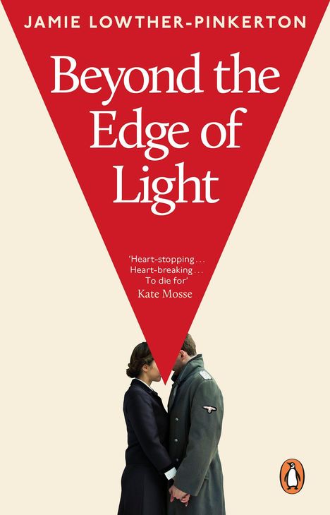 „Beyond the Edge of Light“. „Love knows no borders“. Ein Paar in Uniformen hält sich an den Händen, unter einem roten Dreieck.