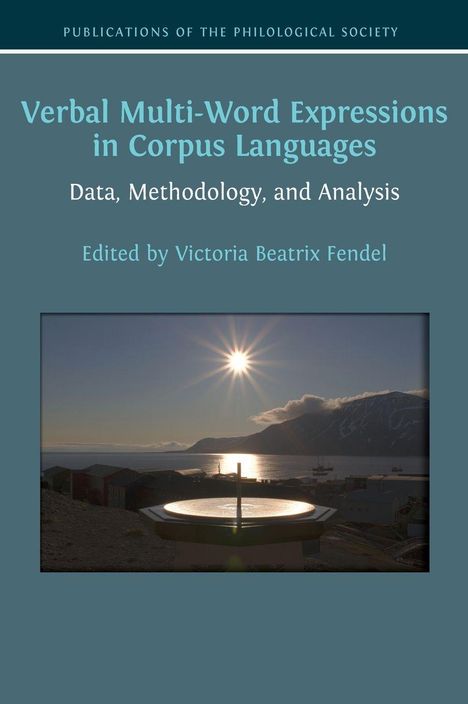 "Verbal Multi-Word Expressions in Corpus Languages" steht oben. Unten ein Bild mit Sonne über Bergen am Wasser.