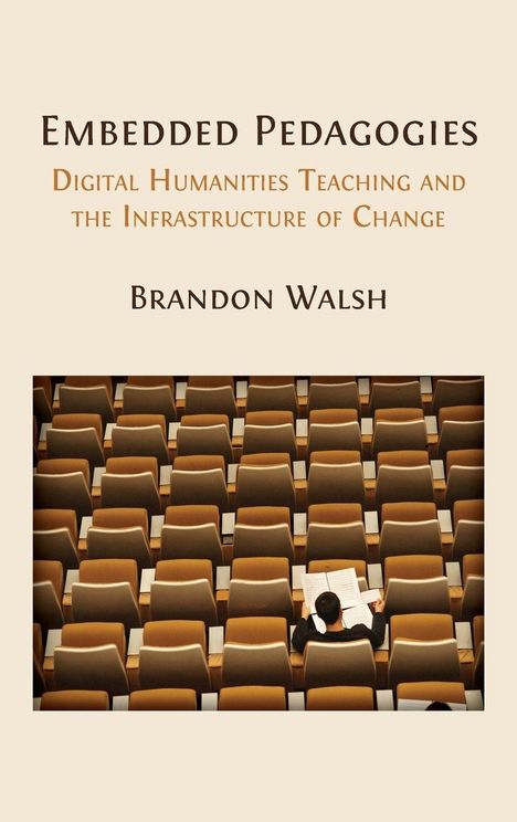 „Embedded Pedagogies: Digital Humanities Teaching and the Infrastructure of Change“ von Brandon Walsh. Ein Mensch sitzt allein in einem Hörsaal.