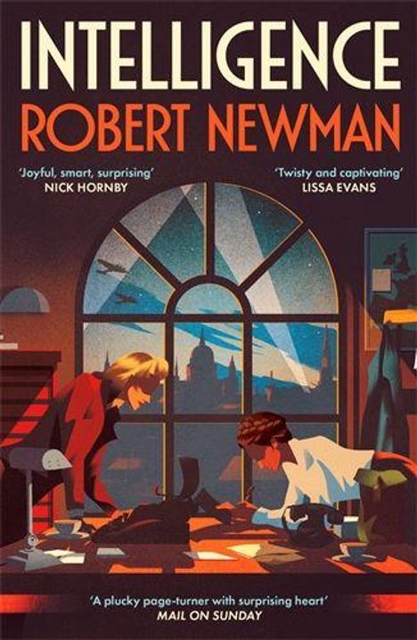 "INTELLIGENCE" oben, "ROBERT NEWMAN" darunter; Zitate von Nick Hornby und Lissa Evans. Zwei Personen arbeiten an einem Tisch.