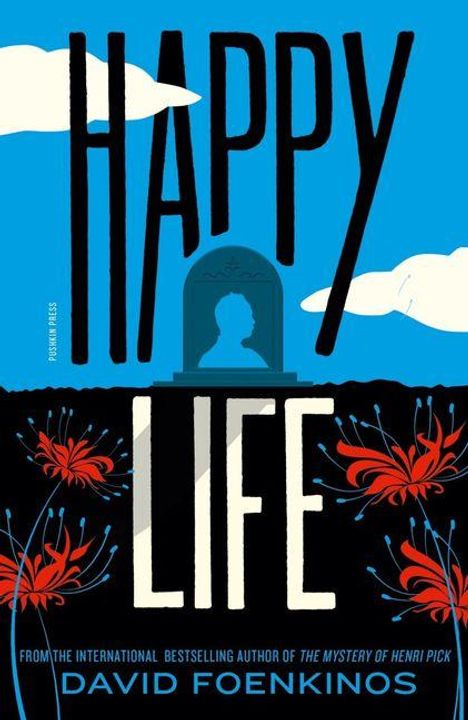 „HAPPY LIFE“ steht groß oben, darunter „DAVID FOENKINOS“. Illustration mit blauem Himmel, Wolken und roten Blumen.