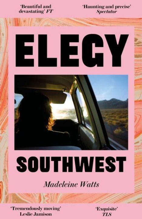 „ELEGY SOUTHWEST“ von Madeleine Watts. Zitate: „Beautiful and devastating“ und „Haunting and precise“. Sicht aus Autofenster.