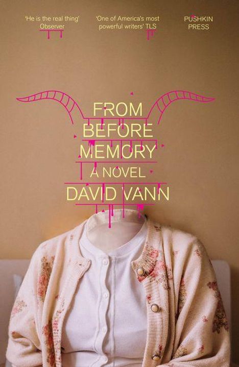 Buchcover: "FROM BEFORE MEMORY A NOVEL DAVID VANN" in gelber Schrift. Mann im leeren Raum mit Strickjacke ohne Gesicht.