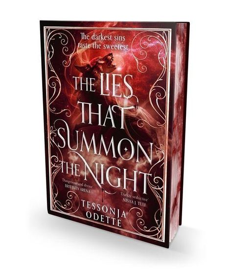 Buchtitel: "The Lies That Summon the Night" von Tessonja Odette. Dunkler, dekorativer Hintergrund mit filigranen Mustern.